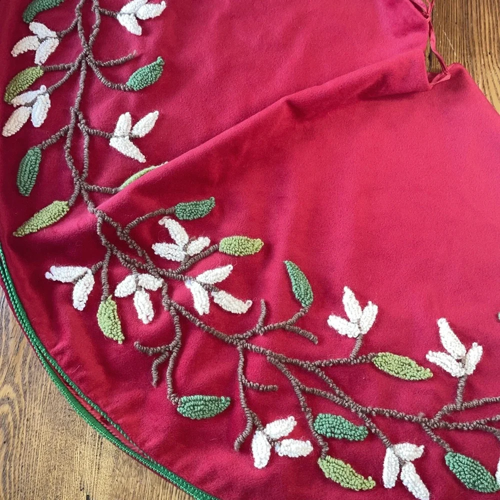 50 BEAUTIFUL Jingles & Joy Tree skirt, looped yarn embroiderybranches and leaves